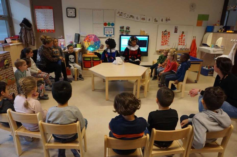 Het spel en de ideeën komen zoveel mogelijk uit de leerlingen zelf. Zo creëren wij samen een uitdagende leeromgeving. Vorige week kwamen Vlinderpiet en Roetveegpiet langs in de klas.