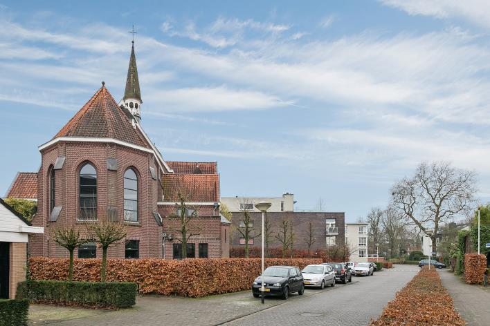 Algemeen In de voormalige Laurenskapel bevindt zich deze unieke woning. De Laurenskapel is in 2002 verbouwd tot 4 woningen.