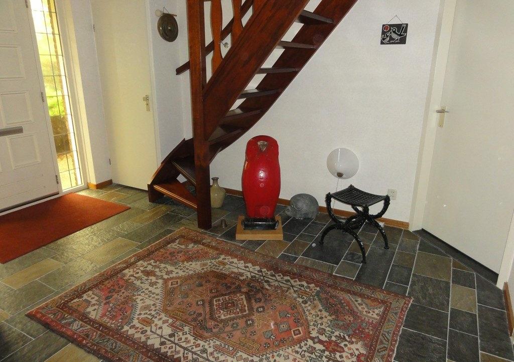 Indeling: entree / hal (leisteen vloer), toilet, meterkast en hardhouten trap naar verdieping.