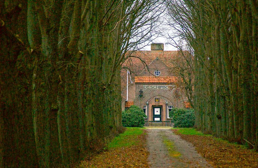 6 Landgoed De Schipborg kaart Op zandweg met fietspad LA. Neem tweede afslag RA Landgoed De Schipborg op. Bij gietijzeren hek LA tot doorgaande weg, Borgweg.