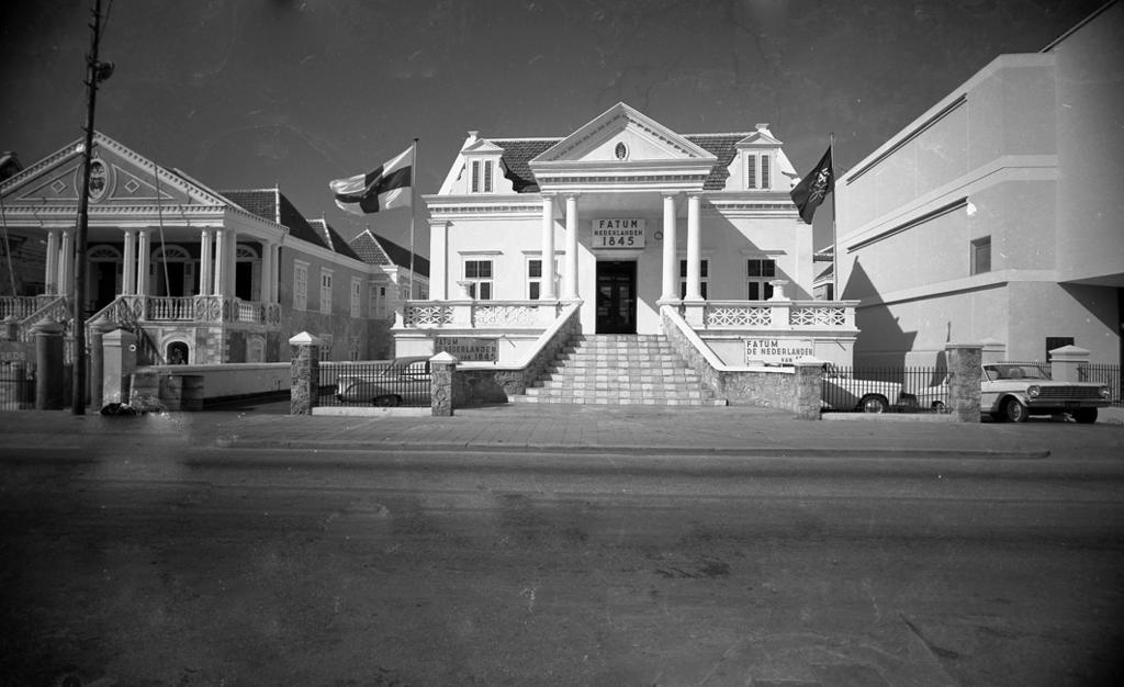 Ehèmpel di esaki tabata: Coca Cola, Autobusbedrijf Curaçao, fábrika di sigaria, fábrika di limonada i imprenta (Curaçaosche Courant).