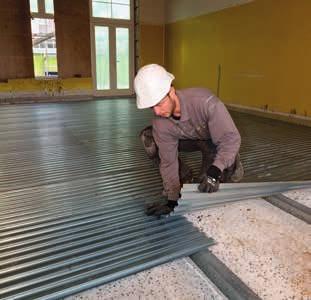 PS-renovatievloer Semi-droog afwerking met zwaluwstaartplaten en beton of gietmortel.