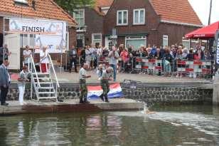 Hij zwom van Stavoren naar Enkhuizen, wat net iets korter is. Veel gerenommeerde zwemmers gebruiken Stavoren als voorbereiding voor grotere oversteken als Het Kanaal.