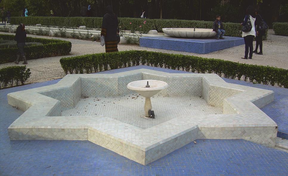 Fontein In een park in Marokko ligt een stervormige fontein. 2p 21 Op de uitwerkbijlage staat een bovenaanzicht van de fontein. Teken alle symmetrieassen in dit bovenaanzicht.