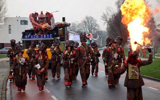 De prachtige decoratieve wagens en dito groepen maakten het aanschouwen van de sfeerrijke stoet tot een waar genoegen!