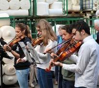 TWEEDE GRAAD kinderen vanaf 8 jaar 3 uur per week - 4 jaar De jonge muzikanten maken zingend kennis met muziek, ontwikkelen ritmisch gevoel en muzikaal gehoor en leren noten lezen en schrijven.