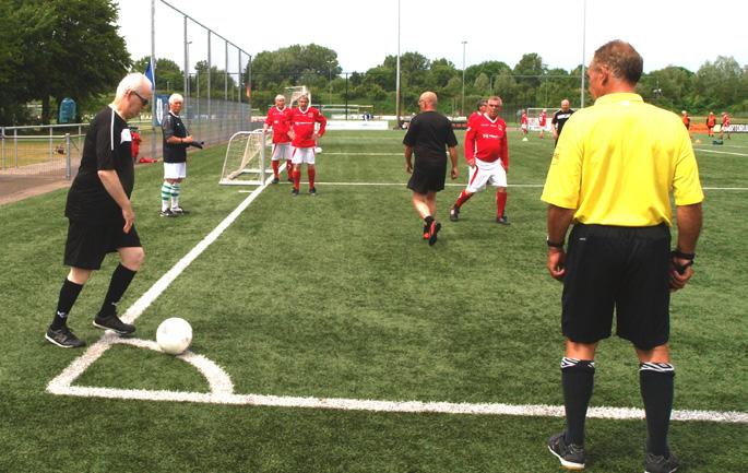 Hoekschoppen worden genomen vanaf de hoekpunten door middel van een intrap of indribbel. Ook daarbij geldt dat de tegenstander minimaal drie meter afstand moet hebben van de bal.