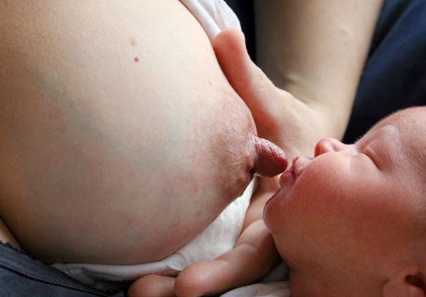 Voedingstip Indien nodig kunt u ook de borst voorvormenwaardoor uw baby gemakkelijker kan aanhappen.