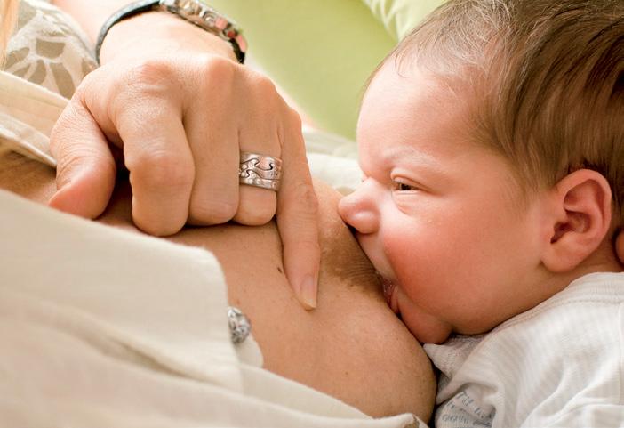 Hoe weet u of de borstvoeding goed verloopt? Wanneer is uw baby voldaan? Uw baby is voldaan wanneer hij geen hongersignalen meer vertoont. Hij rustig en tevreden is na de voeding.