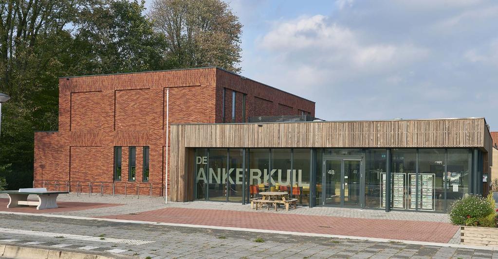 Het multifunctioneel centrum De Ankerkuil is een belangrijke ontmoetingsplek in het dorp. Verschillende verenigingen en medische voorzieningen zijn gevestigd in dit gebouw.