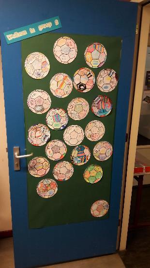 We hebben een doelen bord en elke week schrijven we voor de hele klas onze successen, doelen en acties op. En we hebben ook een deurposter gemaakt. iedereen heeft een peer gemaakt en in gekleurd.