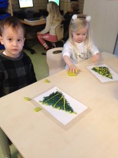 Bouwen met Kapla Onze kinderen werken graag uit de constructiekast. Ze maken mooie dingen en zijn er altijd erg trots op.