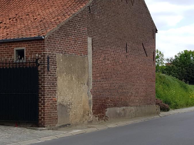 Op de hoek van deze straat komen we terug aan de Camille Leunensstraat en slaan we