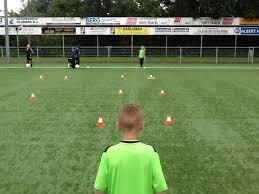 Een goed ontwikkeld coördinatievermogen is de basis voor de onderstaande eisen aan voetballers. Handelingssnelheid.