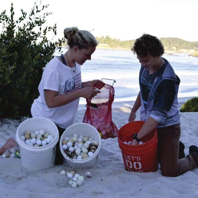 Hij en zijn 84-jarige buurman begonnen het strand schoon te maken. Hun werk eindigde in de grootste strandschoonmaak in de wereld en Afroz kon het zand op het strand weer zien! Credit: http://web.