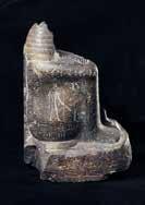 Daarom draagt hij een koningskroon en twee speciale voorwerpen die eigenlijk bij farao s horen. Ze worden een kromstaf en een vlegel genoemd.