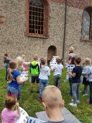 Wie wil/kan mij volgende week of de week erna helpen met de schoonmaak in de klas? Groep 3 Maandag 25 juni zijn we met de kinderen naar de hervormde kerk in Siddeburen geweest.