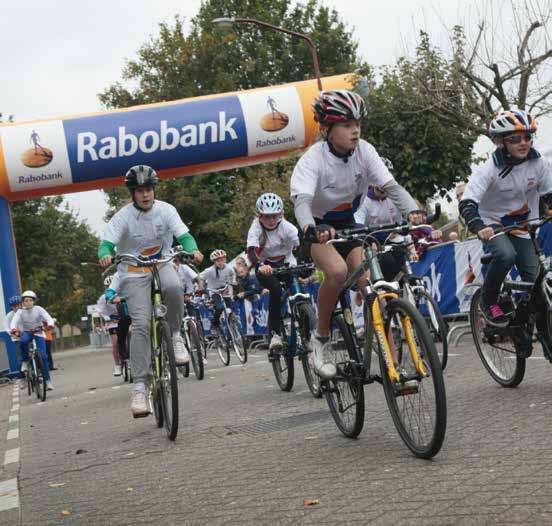 Baan maken voor de wielersport voor dunne én dikke banden. De Rabobank sponsort zo'n 175 lokale Dikke Banden Races Sport inspireert en verbindt.
