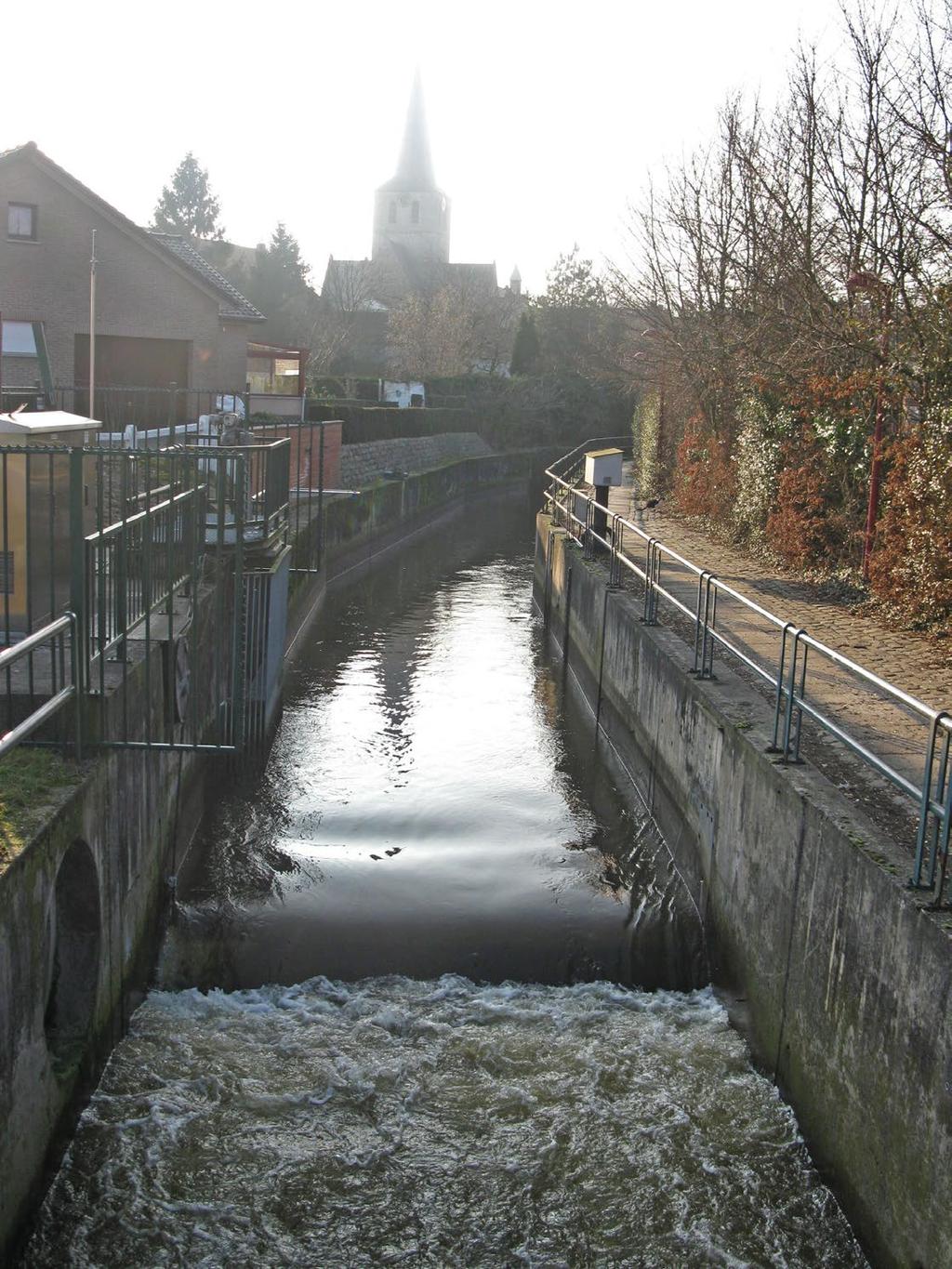Beken Zowel het Kanaal Gent-Brugge-Oostende als het Afleidingskanaal van de Leie hebben de loop van verschillende beken doorsneden en verstoord.