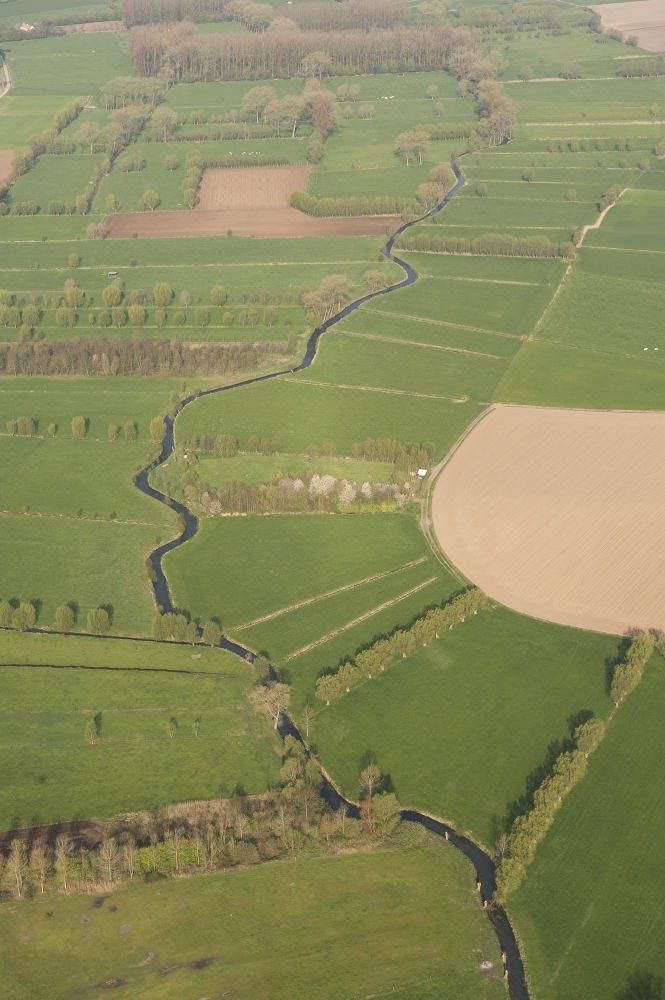 Het Kanaal Gent-Brugge-Oostende doorkruist het Meetjesland, een vlak gebied met zandige bodems. Op verschillende plaatsen naast het kanaal vinden we nog oude zandwinningsputten terug.