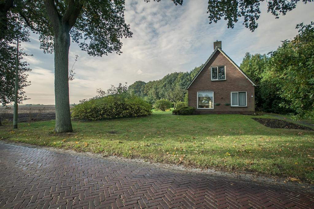 Drenthe: rust ruimte bos akkers heide en karaktervolle "esdorpjes". Aan de rand van één van deze esdorpjes staat dit robuuste vrijstaande (klus-)huis. Het huis staat op een perceel van circa 900 m2.