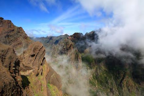 Gekend voor haar vulkanisch decor, is Madeira een eiland waarvan het centrum een aaneenschakeling is van kleine bergen en vulkanen (toppen 1800 m) en Madeira