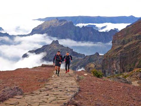 Madeira betekent letterlijk eiland der bossen, biedt je zowel bosrijke single tracks als bergkammen die je een echte loopbeleving in de bergen geven.