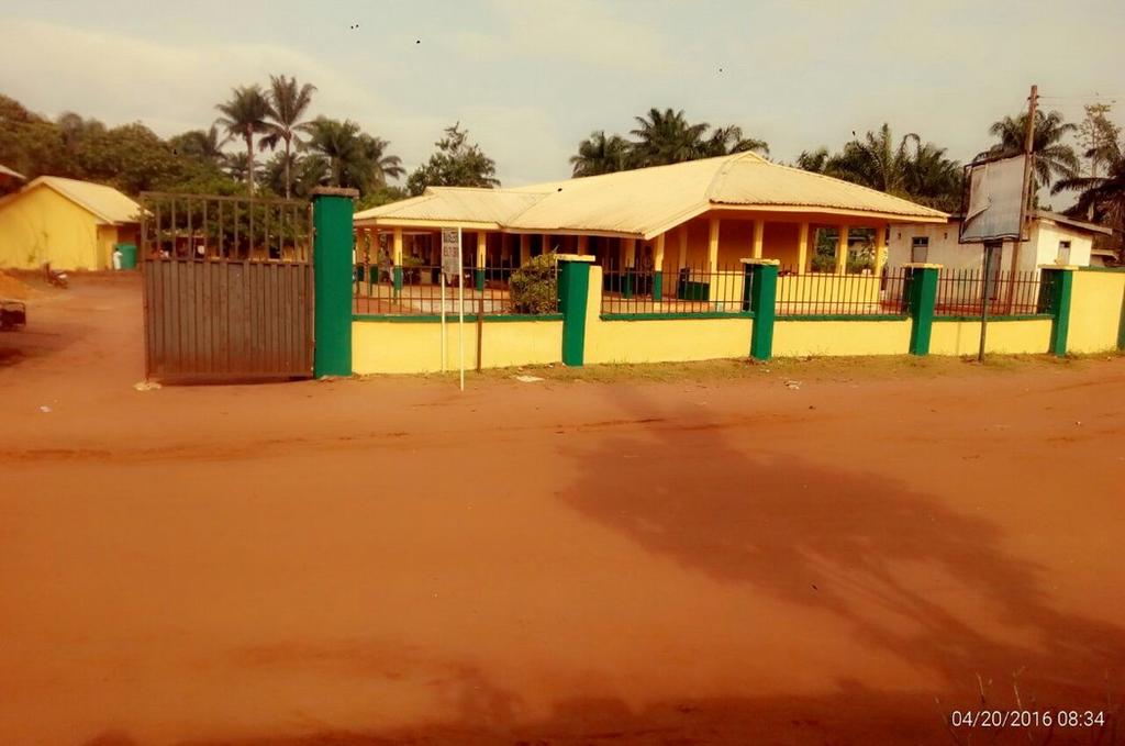 In de tweede helft van 216 werden de voorzieningen voor Ubahaezedeke Gezondheidscentrum (foto links- en rechtsboven) en Amadim Primary School in