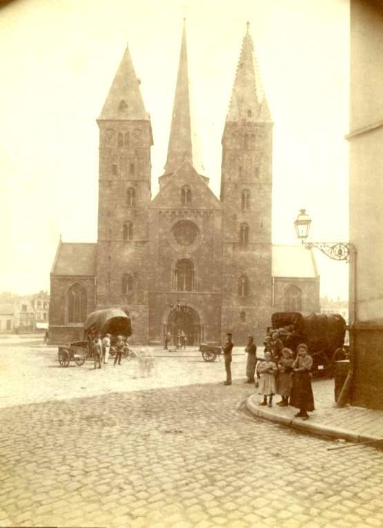 Wanneer de 1 ste kerk werd gebouwd weet men niet (1093?). Deze Romaanse kerk brandde af in 1120.