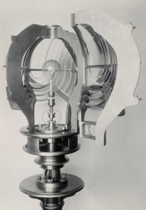 Het karakter van dit zogenoemde groepbliksemlicht was: elke 20 seconden 4 schitteringen. Op 5 december 1909 werd dit nieuwe licht als proef in gebruik genomen en op 20 januari 1910 definitief.