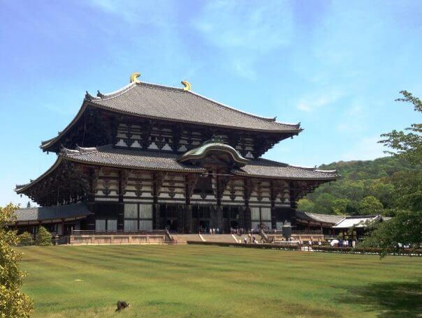 Vanuit Kyoto maken we een dagtrip naar de plaats Nara, in de 8e eeuw de hoofdstad van Japan. De stad is gebouwd naar model van Chang-an, de hoofdstad van China ten tijde van de Tang-dynastie.