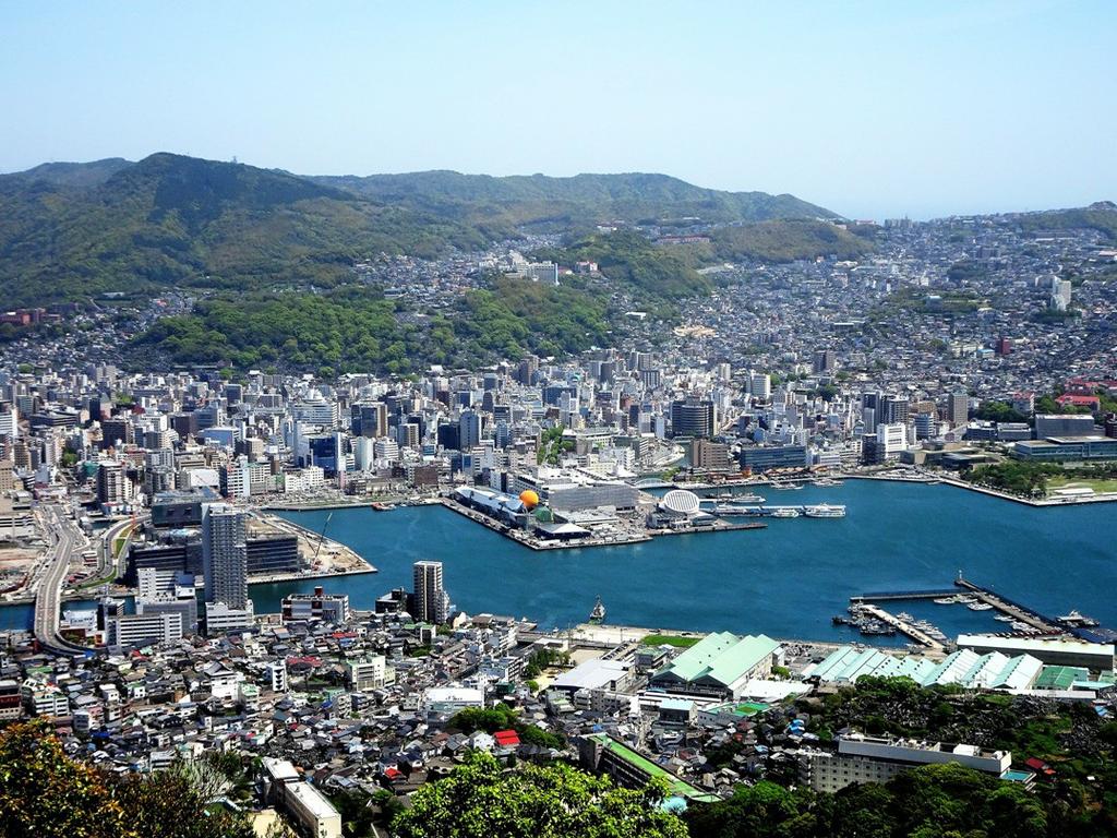 bezoek aan Hiroshima verlaten we Honshu en reizen we naar het zuidelijke eiland Kyushu. Daar overnachten we eerst in de stad Kumamoto, gedomineerd door een gigantisch kasteel uit de 17e eeuw.