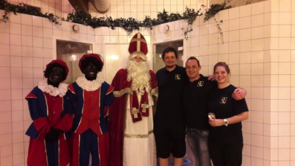 !! 6 december, de Sint op bezoek Zoals ieder jaar kwam de Sint ook in de zwemclub op bezoek.