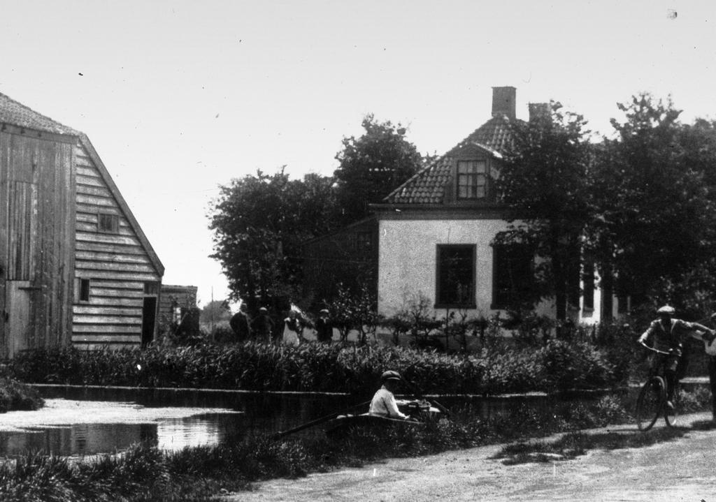 Klaasdr Kuijper (1719-1802). Zuideinde 154 rond 1920 met de eind 19e-eeuwse schuur op de plek van de latere IJsbaan. Collectie Westzaanse Digitale Beeldbank/ Nico Heermans.