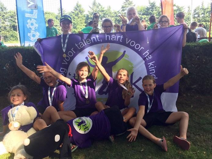 Bronzen beker De meisjes van groep 6 hebben het gepresteerd om de landelijke finale schoolvoetbal te halen.