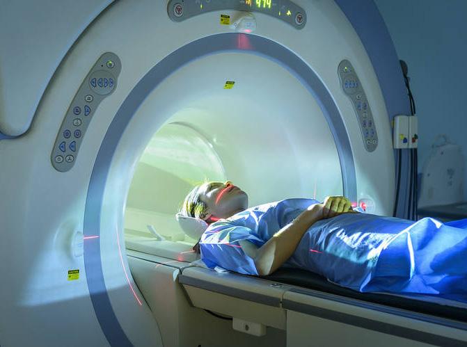CI en MRI-veiligheid Een MRI is een diagnose-instrument om beelden van organen en weefsels te verkrijgen met behulp van een zeer krachtig magnetisch veld, gemeten in tesla (T).