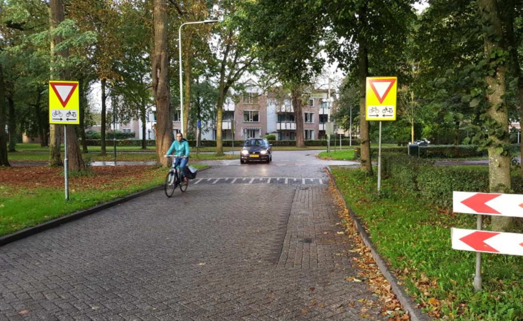 Kruispunt Vikingenpoort Op fietsstraat ook zeker autoverkeer (6 in 5 minuten), meer dan fietsers (3 in 5 minuten), gemeten rond 08.30 uur.