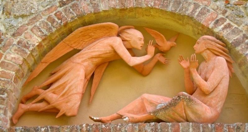 Gabriël brengt Maria de boodschap dat zij de Heiland ter wereld zal brengen Gevelsteen aan de kerk van San Giusto in Toscane Lezing uit enkele andere bijbelgedeelten waarin sprake is van engelen
