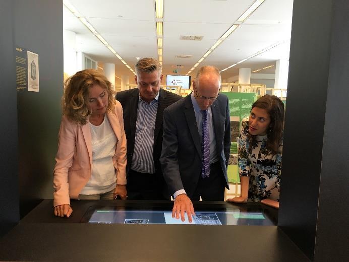 Werkbezoeken Tweede Kamerleden Op uitnodiging van de VOB bezocht Vera Bergkamp (Tweede Kamerlid D66) samen met D66-gemeenteraadslid Birgül Özmen, de Haagse Bibliotheek aan het Spui in mei 2018.