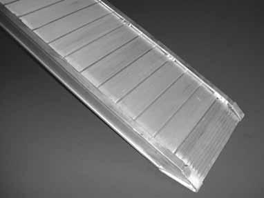 1 Aluminium oprijplaten C.L.M. Laadplanken Brede platen voor het overbruggen van verschillende hoogten, bij relatief lage gewichten. TYPE Laadcapaciteit (kg) Lengte (mm) Breedte (mm) Gewicht (Kg) 30.