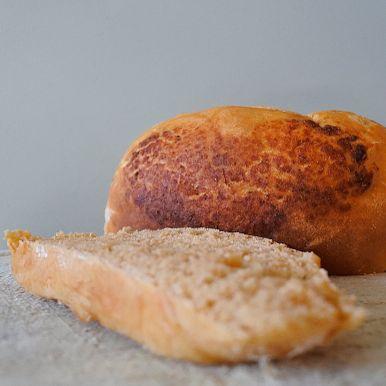 POLDERKETCHUPBROOD HEERLIJK LICHT KRUIDIG BROOD MET POLDERKETCHUP. NODIG VOOR 4 PERSONEN: 400 GRAM BLOEM, 1 FLES POLDERKETCHUP (200 ML), 5 GRAM DROGE GIST.