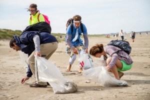 plastic afval weghalen langs de kant van de waterweg Wij vertrekken en verzamelen dus in de