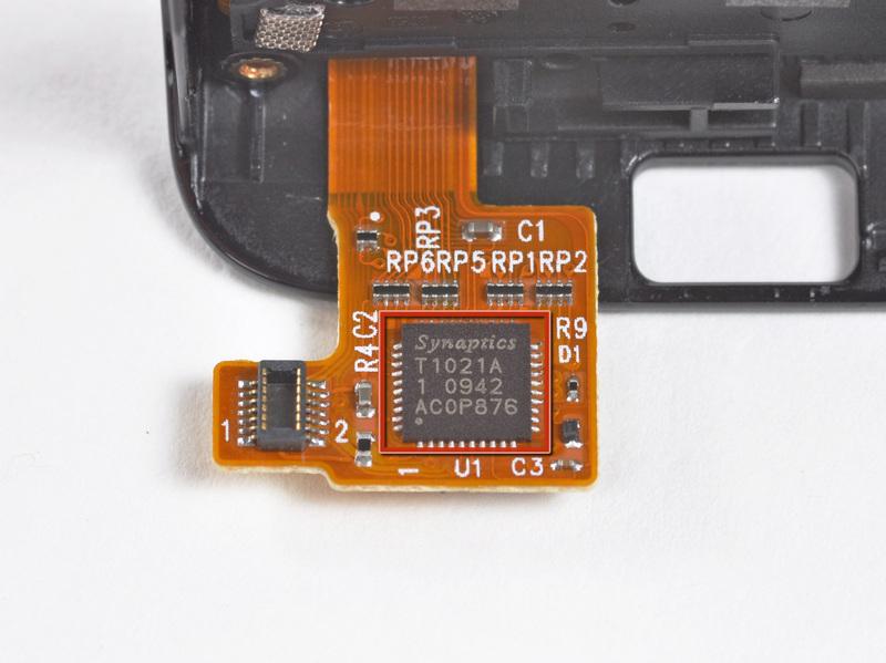 Stap 14 De digitizer wordt vervaardigd door Synaptics, met de belangrijkste touch screen controller aangeduid als T1021A 1 0942 AC0P876.