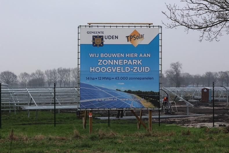 Het 14 ha grootte Zonnepark Uden is tevens gelegen naast vliegbasis Volkel en gelegen op voormalige weilanden van een melkveehouder.