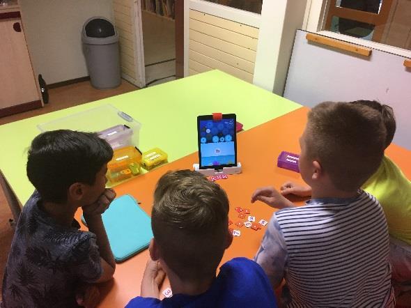 De andere dagen zijn de kinderen op andere manieren bezig geweest met dans. (o.a. breakdance) Foto s hiervan staan bij de verschillende groepen op de website.