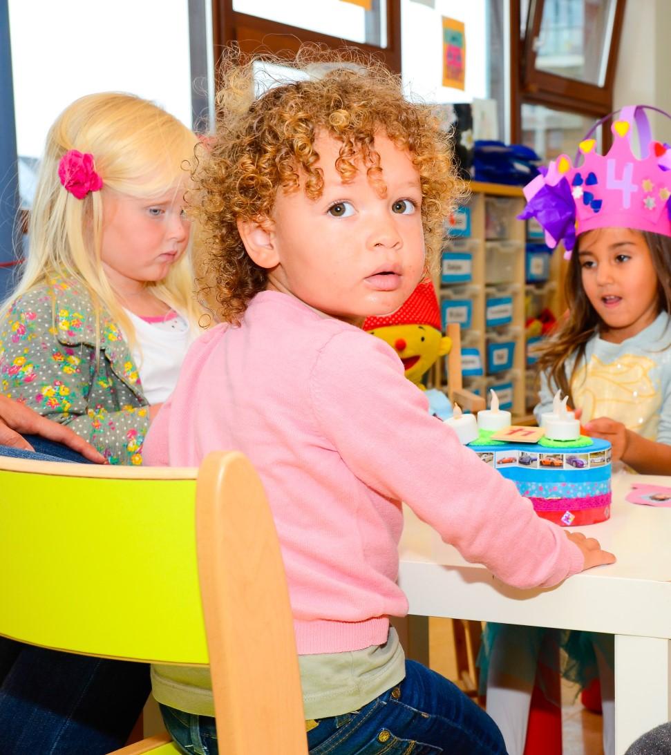 De zelfstandigheid wordt gestimuleerd door de kinderen veel zelf te laten doen binnen de veilige grenzen die past bij hun leeftijd en ontwikkeling.