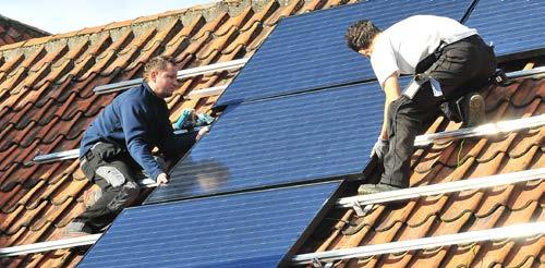 6 Bouwtechnisch: onze technici kennen hun stiel De installatie van zonnepanelen vereist vakkennis en ervaring. Er komt veel meer bij kijken dan louter wat panelen, een omvormer en handigheid.