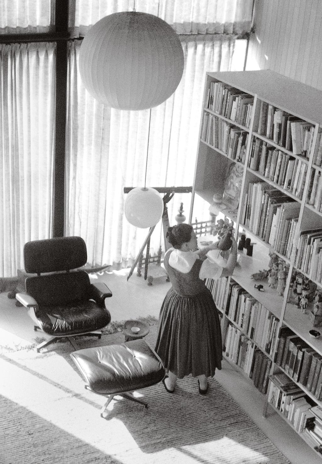 Lounge Chair: viering 60 jaar productie Toen Charles en Ray Eames in 956 de Lounge Chair ontwierpen, wilden ze vooral een zacht en comfortabel zitmeubel creëren.