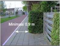 - Bij een bocht (bijvoorbeeld op de hoek van een straat) moet het voetpad voldoende breed zijn. - De som van de vrije breedten (X + Y) dient minimaal 2350 mm te zijn.