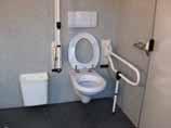 Toilet met beugels De inrichting van een toiletruimte voldoet aan de volgende eisen: - Er is een closetpot met een hoogte van 480 mm inclusief de zitting; - er zijn opklapbare beugels van 900 mm lang